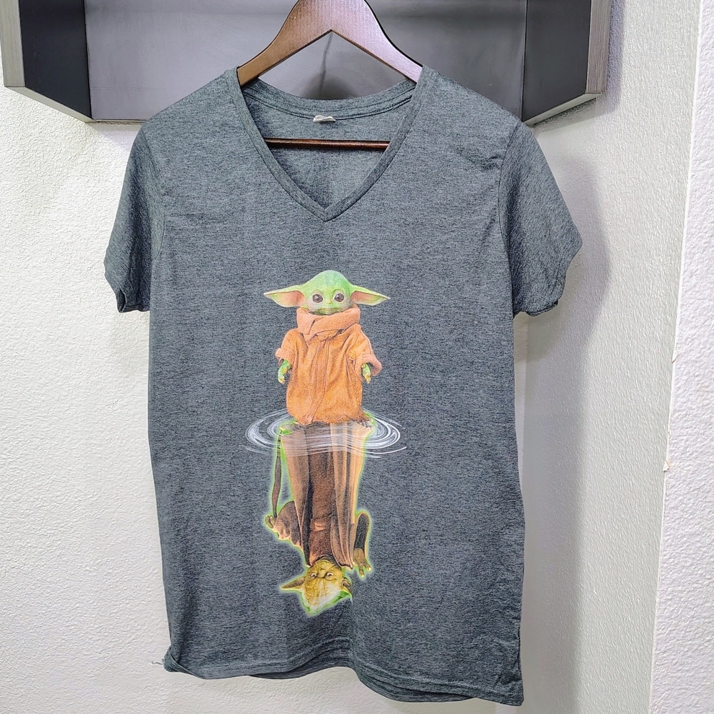 Gildan Mandalorian Yoda Graphic V-Neck T-shirt Size Large
